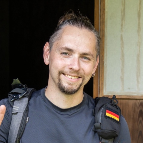 Matthias Eger: Mann Mitte dreißig mit kurzem Bart, der freundlich lächelt.